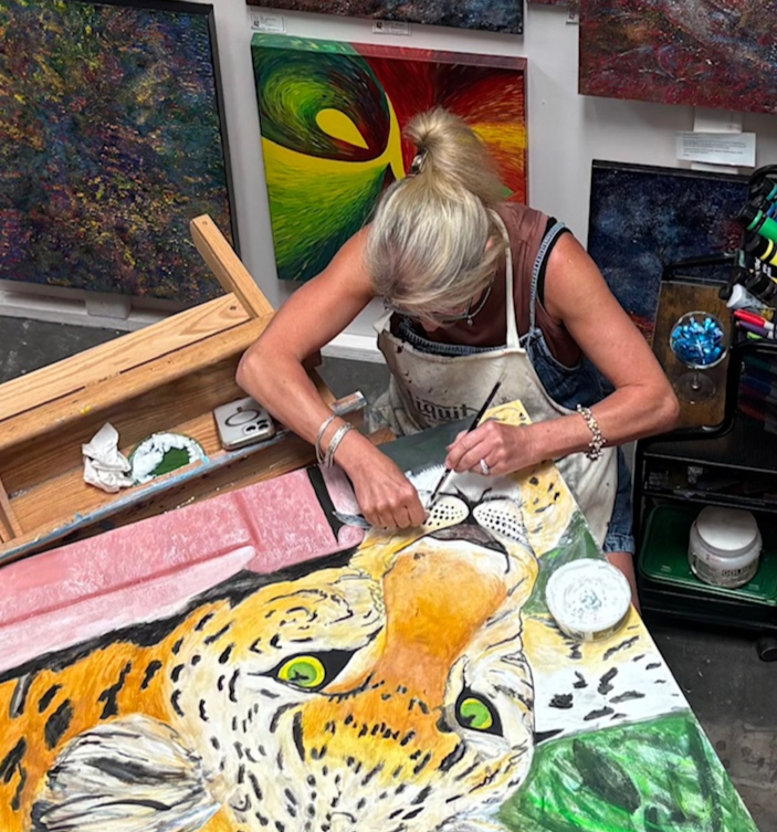 Linda Bergeron working in her Arizona studio